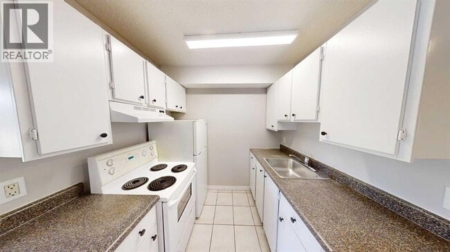 Photo - 10028-10105 105 Ave