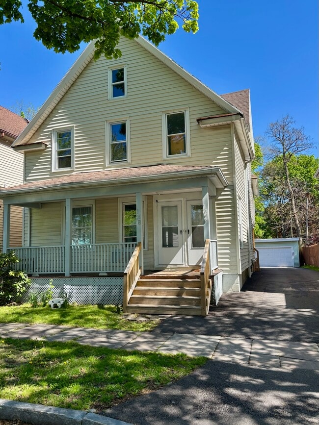 Building Photo - 140 Benton St Unit 140