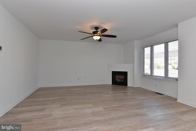 Building Photo - 117 Lakeside Dr