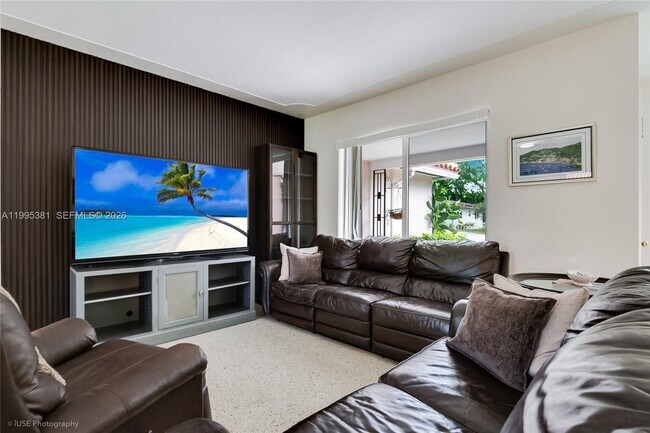 Photo - 6000 Leonardo St