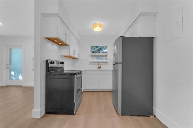Building Photo - 237 SE 1st St Unit 1 Rental