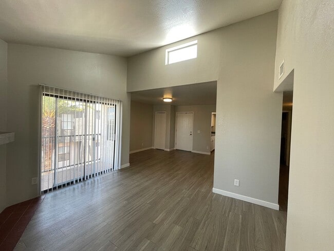 Building Photo - Lovely 2 Bedroom 2 Bath with Fireplace! Unit 934 Benton Rental