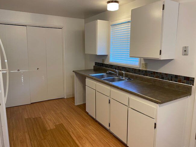 2 Bed 1 Bath Apartment Unit - 2 Bed 1 Bath Apartment Unit