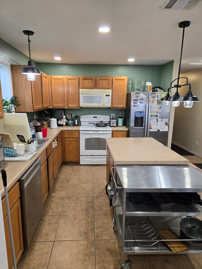 Full use of kitchen - 5935 Bronco Way