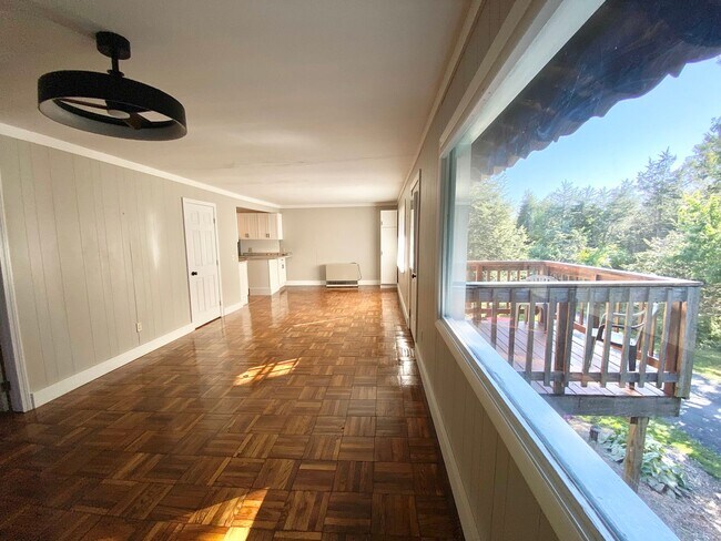 Building Photo - 125 Station Rd Unit Upstairs Rental
