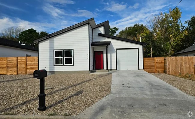 Building Photo - 513 Sabine St Rental