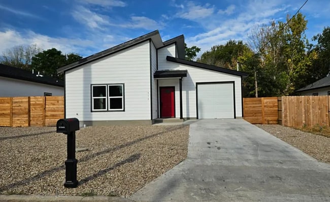 Building Photo - 513 Sabine St Rental