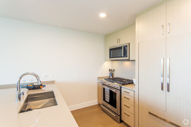 1 BR, 1 BA - 762 SF