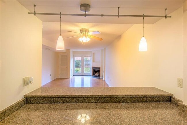 Building Photo - 348 Franklin St Unit 4D