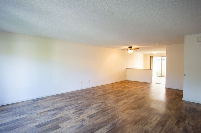 Photo - VERY Spacious Corner Townhouse with Private Patio, DW, W/D Hookups! Unidad 9148