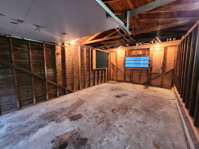 Photo - 254 Britain St Unit Garage