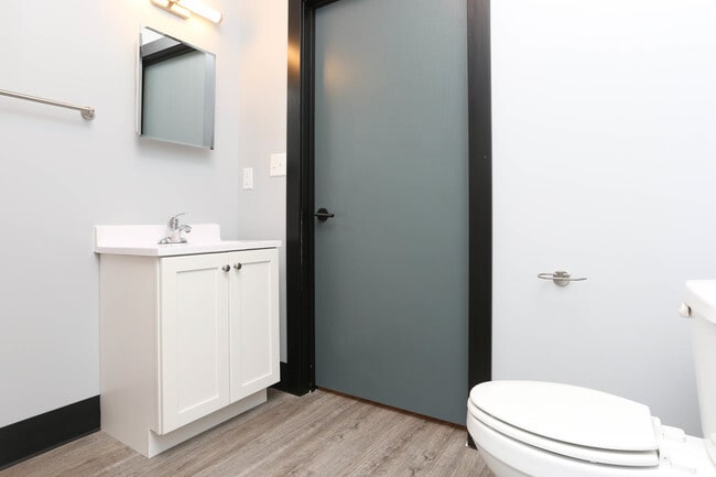 Studio, 1BA - 376 SF - Bathoom