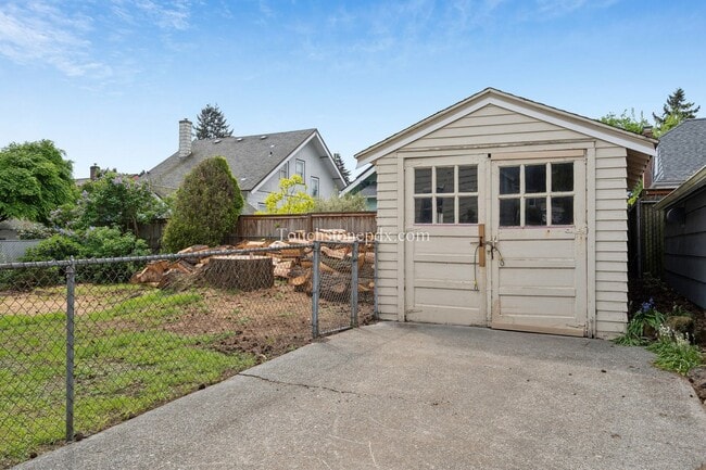 Photo - Classic Rose City Park 3 Bedroom Home with Wood Burning Fireplace