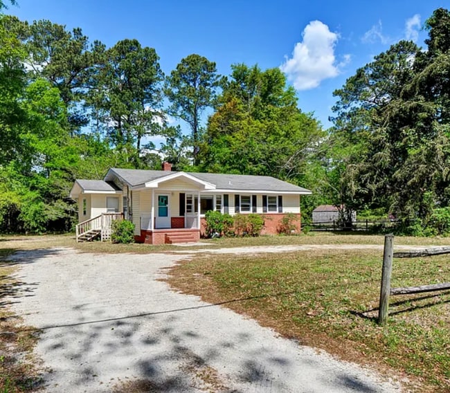 Photo - HINTON AVENUE - 4 Bedroom - Perfect for UN...