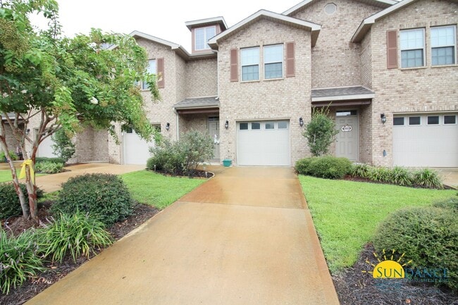 Building Photo - Magnificent 3 Bedroom Townhouse in Navarre!