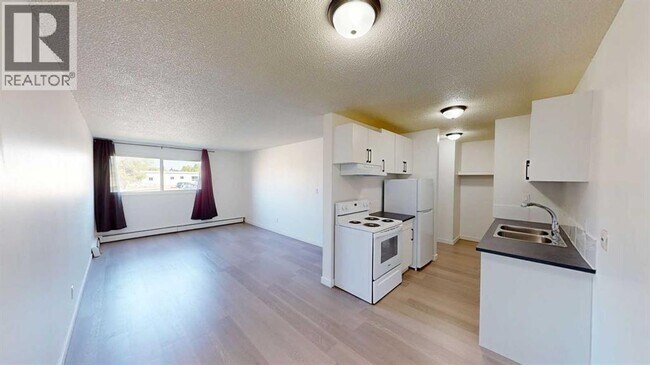 Photo - 9515-9100 100 Ave.