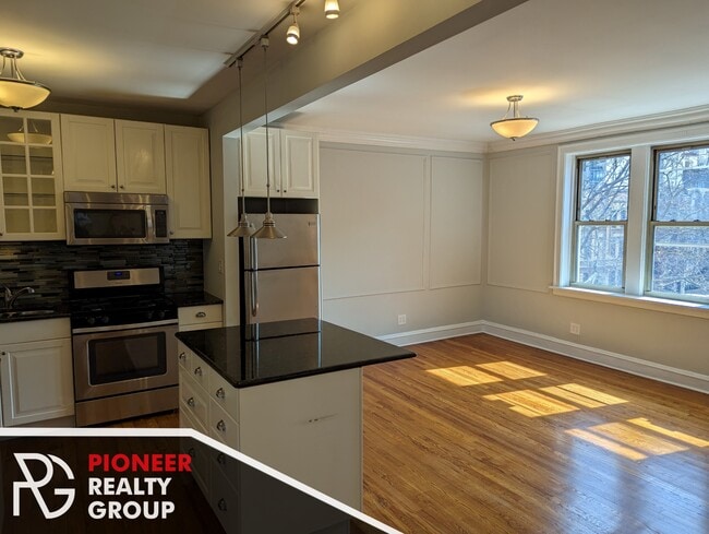 Building Photo - 542 W Surf St Unit 540-3S