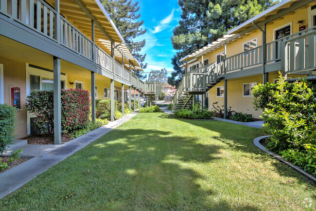 Courtyard to Front - 30 Gladys Court Rental