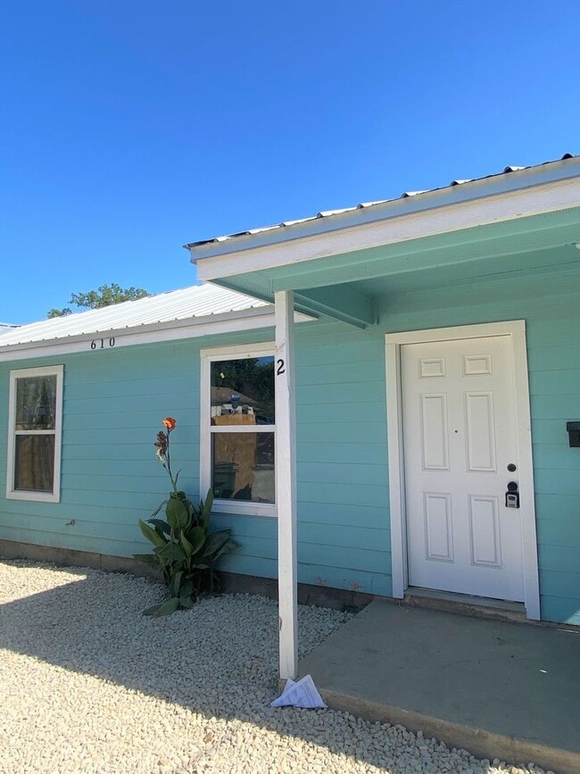 Building Photo - 3-Bedroom Duplex