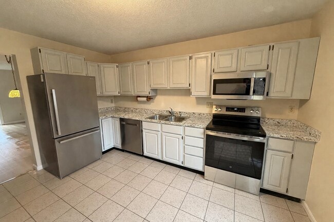 Photo - L4 Stonehedge Dr Unit L4