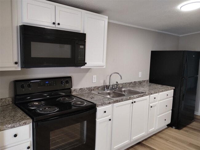Photo - 1121 Edgewood Dr
