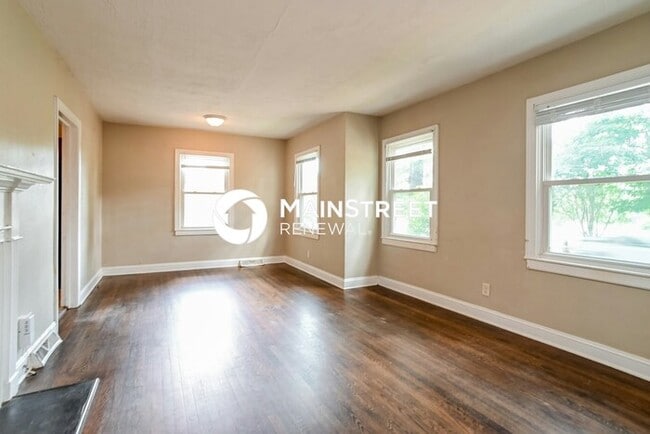 Photo - 3 Bedroom Pet-Friendly Home in Charlotte, NC with Main Street Renewal