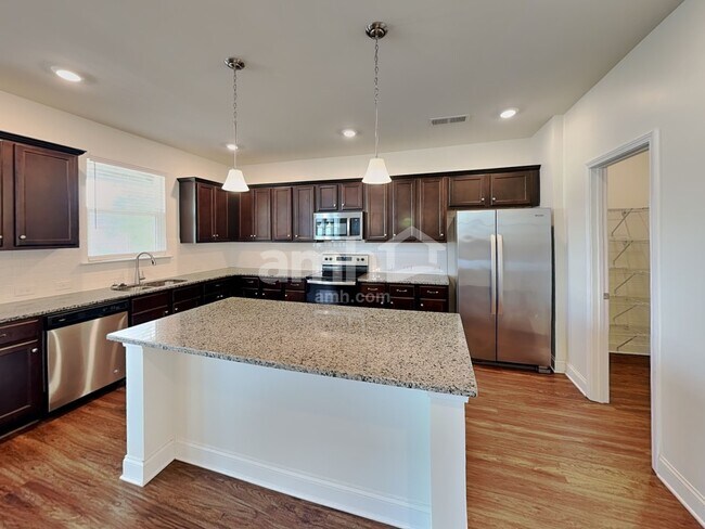 Photo - 706 Cyprus Ave