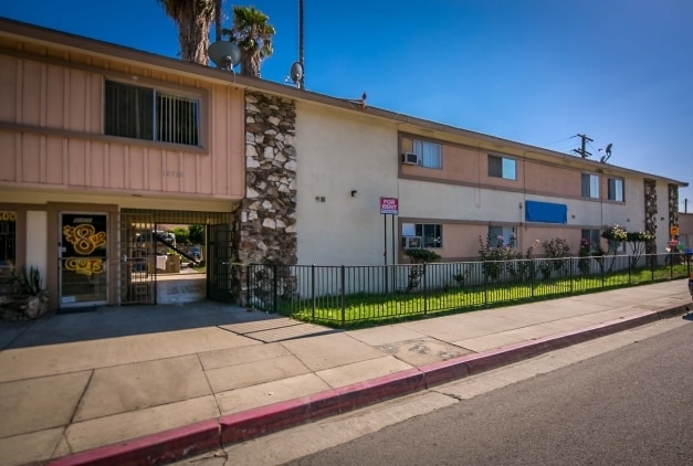 Photo - Ramona Apts