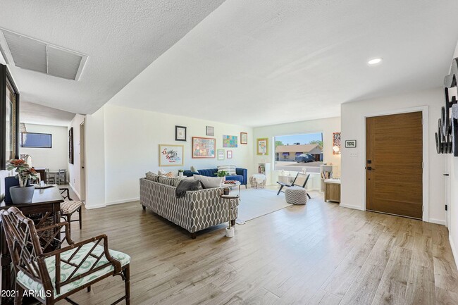 Photo - 8133 N 16th Dr