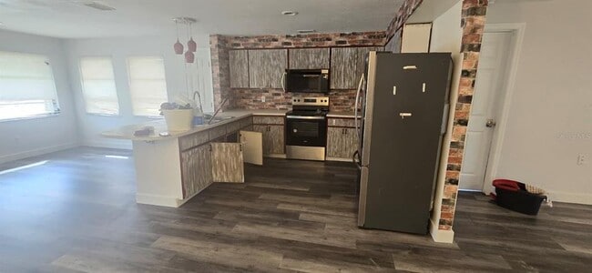 Photo - 1174 Victoria Ave