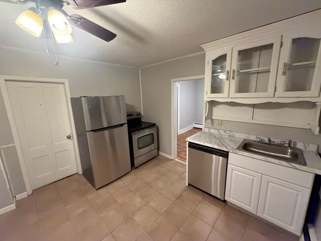 Building Photo - 12 Harwinton Ave Unit 2