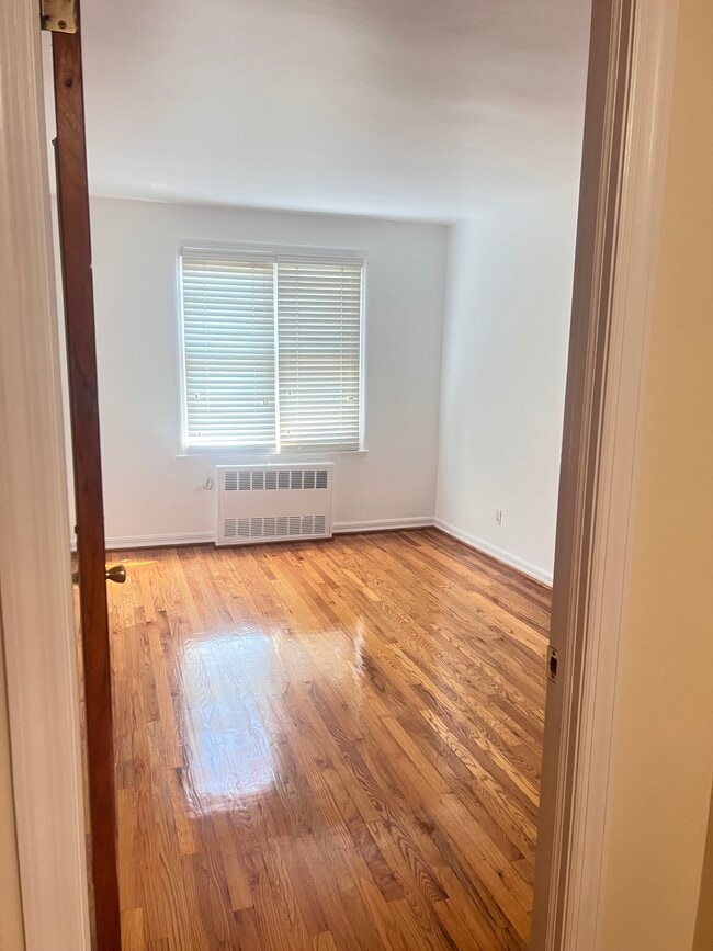 Photo - 1349 E 84th St