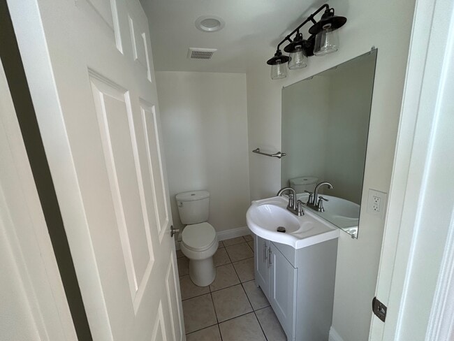 Photo - 22707 Figueroa St Apartamentos