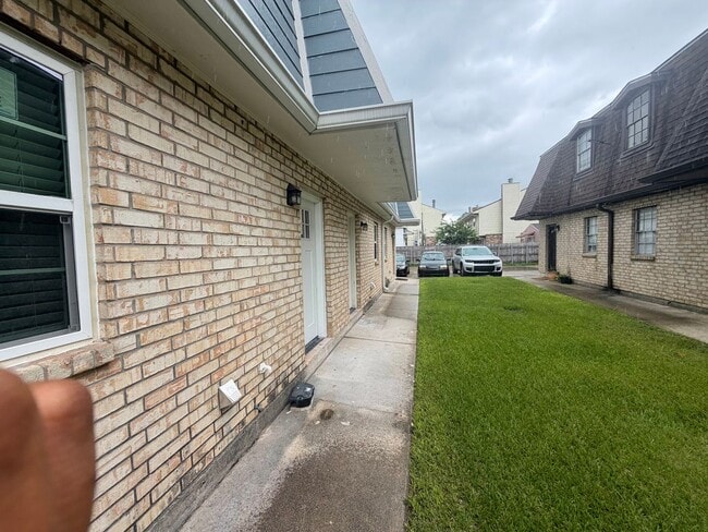 Building Photo - (OTR)4116Delaw Unit A