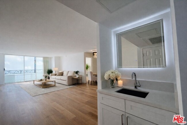 Building Photo - 10390 Wilshire Blvd Unit 506