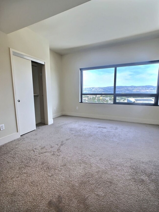 Photo - Gorgeous 2 Bedroom/2 Bathroom Condo for Rent at The 88 on the 17th Floor Unidad 1705