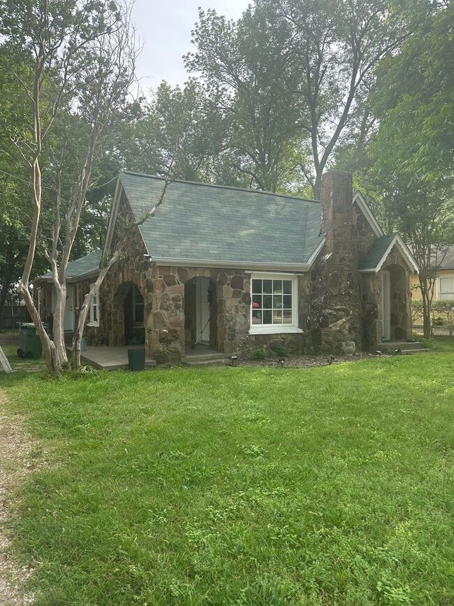 Photo - 222 E Franklin St House