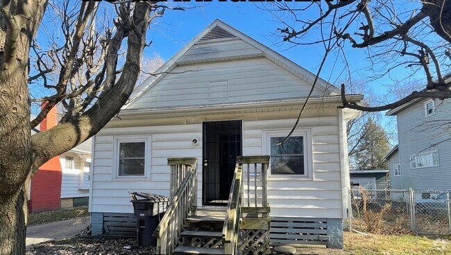 Building Photo - 11 Cronkhite Ave Rental