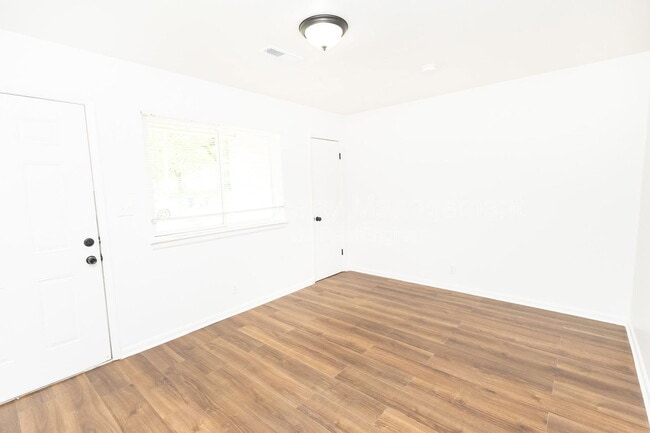 Photo - 2011 Milne St