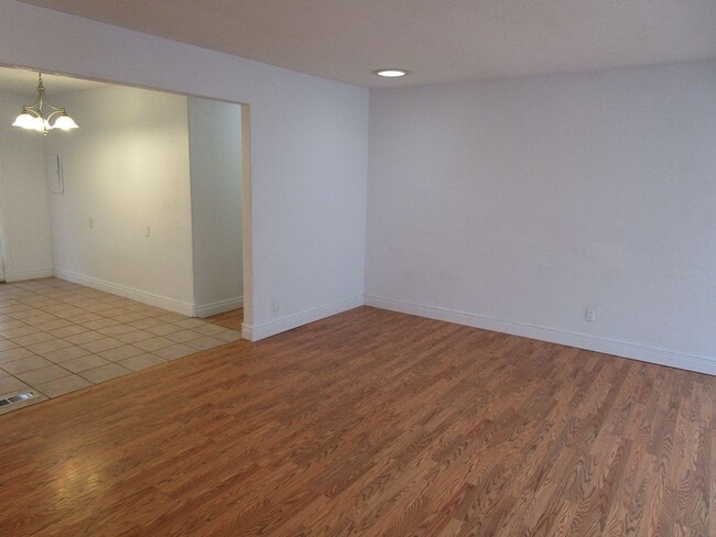 Photo - 604 NE Lookout Ave