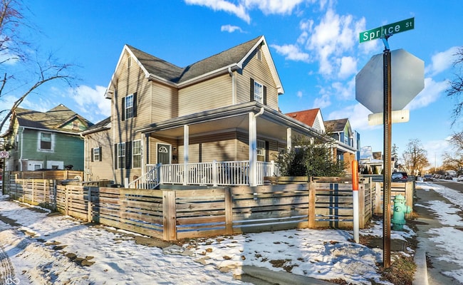 Building Photo - COMING SOON!! Charming 2 Bedroom 2 Bathroom Duplex in Fountain Square!