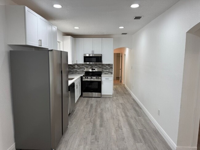 Photo - Charming 4-Bed Home with Bonus Room in Tampa! Landscaping/Utilities Included. Available Now!!