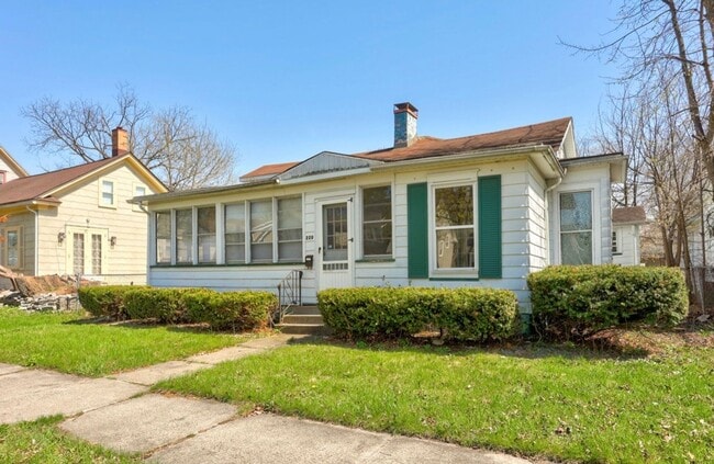 Building Photo - Sunny 2BR Home on South Bond with Sunroom + Extra Storage!