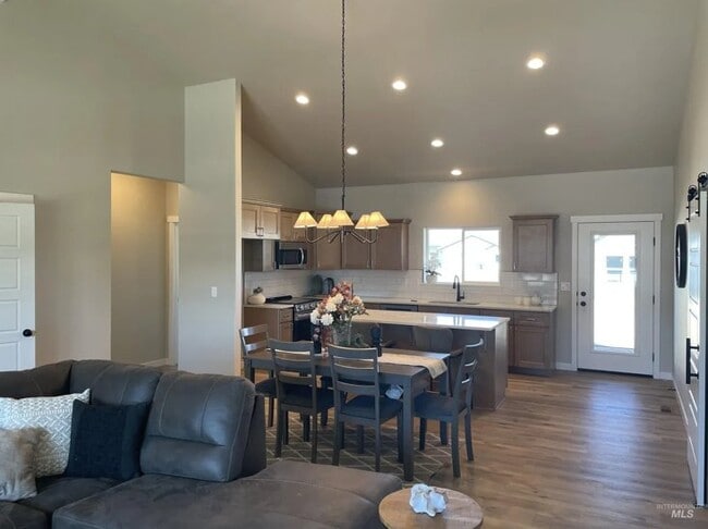 Photo - 1122 Crestview Dr