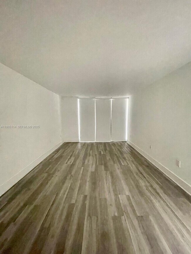 Photo - 555 NE 15th St Unidad 16F