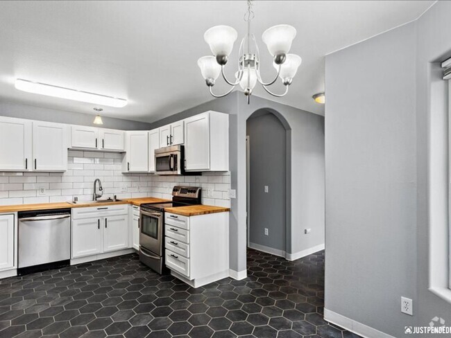 Building Photo - Spacious & Updated 3 Bedroom Duplex Near M... Rental