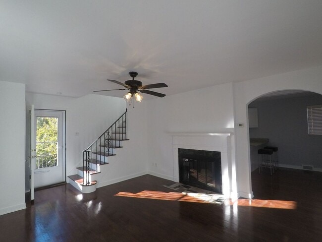 Photo - 3 Bedroom/ 1 Bathroom House for Rent in Brookline!