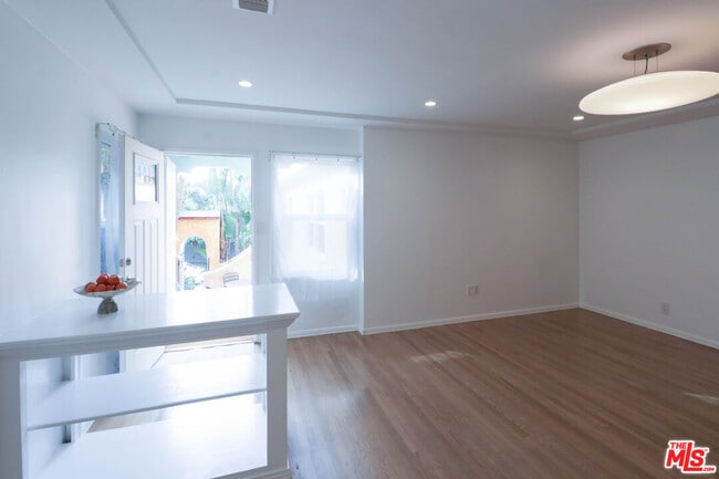 Photo - 2420 Teviot St