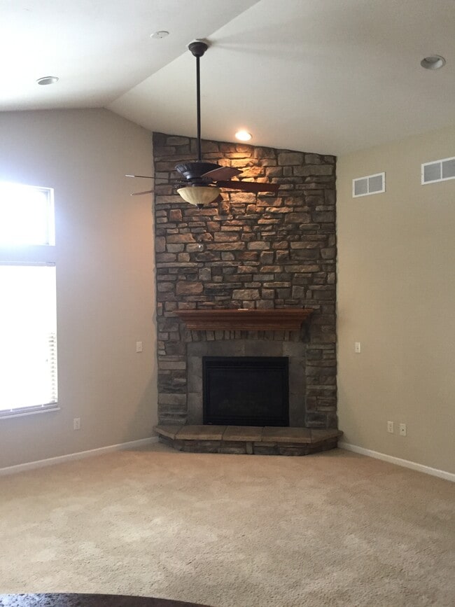 Preciosa chimenea de piedra - 4980 Tippecanoe Rd