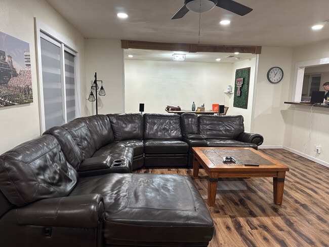 Photo - 4609 Elgin Ave